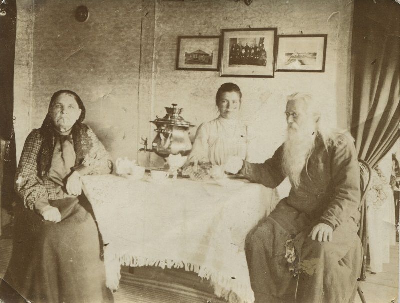 Фотография «М.П. и О.Г. Беляевы за чайным столом». БОКМ 3131-10 н/в.