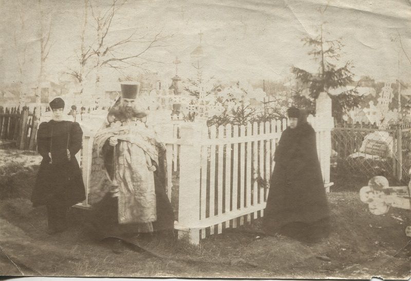 Фотография «А. М. Беляев на кладбище». Фотобумага, печать. БОКМ 3131-2 н/в.