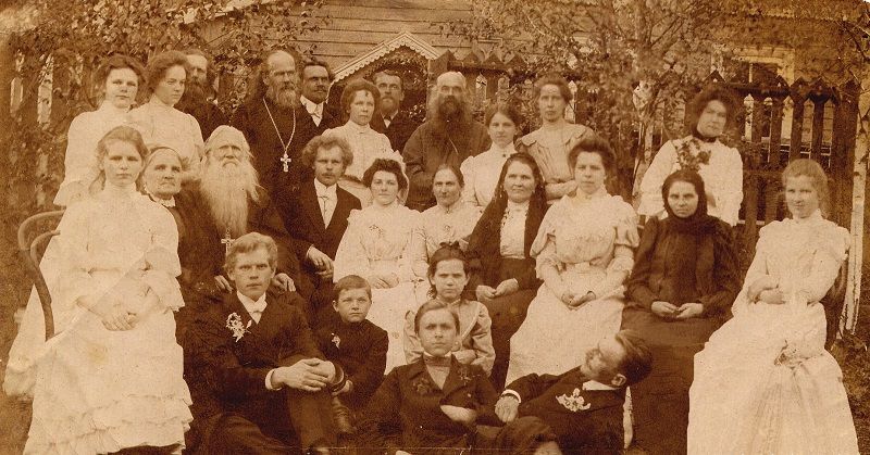 Свадебная фотография. П.М. Беляев — 3-й слева во 2 ряду, А.М. Беляев — в центре в 3 ряду.