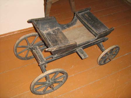 Коляска детская с открытым верхом, на 4 деревянных колесах. Первая четверть ХХ века. БИХМ 1076 Д-164
