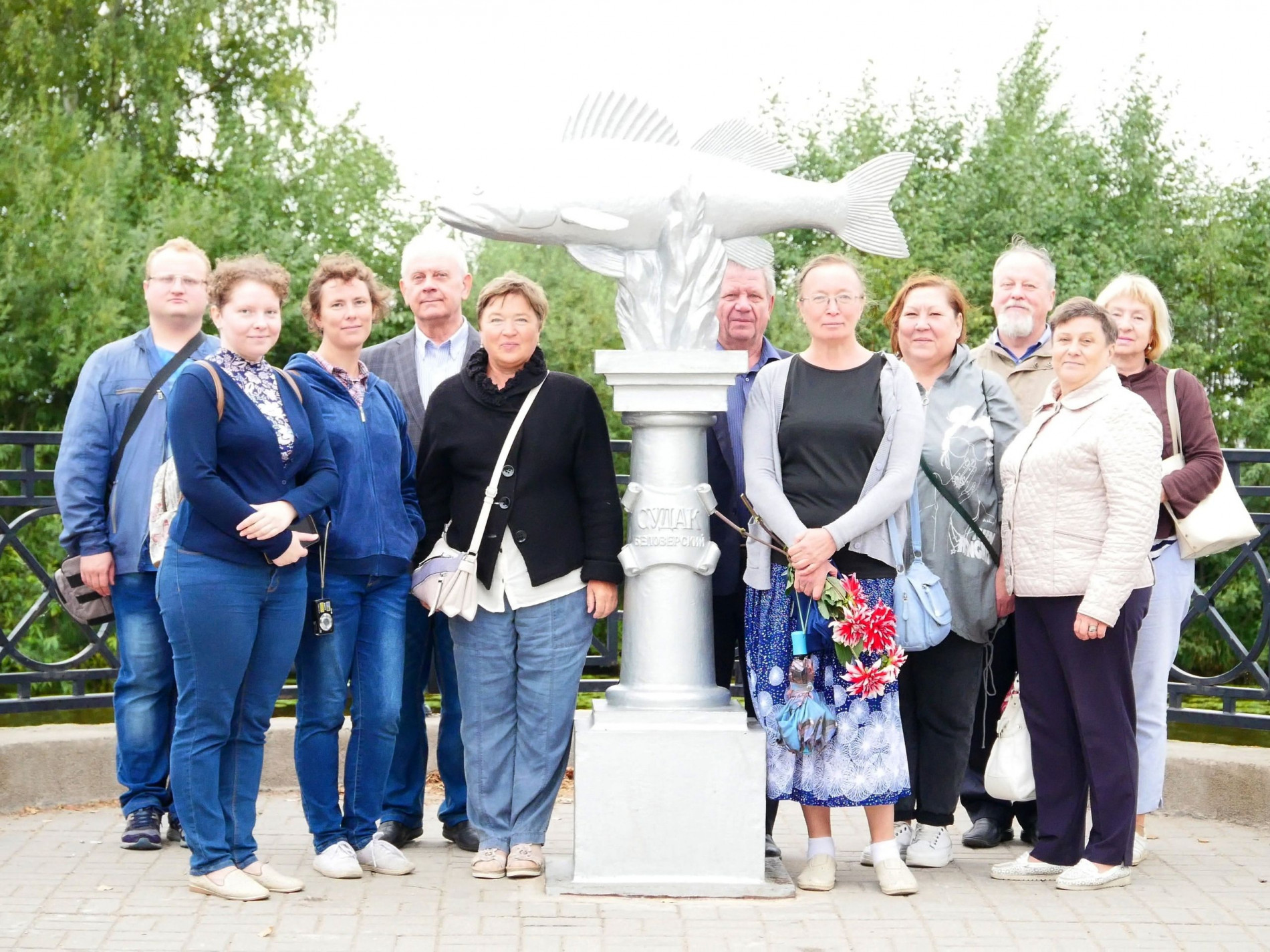 участники конференции «Мир и война в поэзии Сергея Орлова» на набережной Белозерского канала