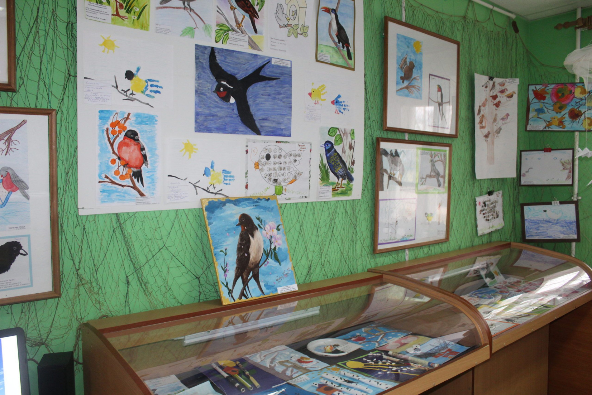 выставка детских рисунков «Встречай с любовью стаи птичьи …»
