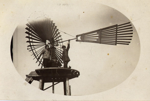 Фото 2. Ветряк установленный Шамариными в огороде их дома. БИХМ 2302 н-в.