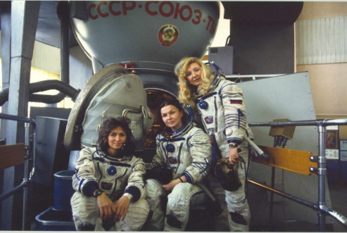 Космонавты НПО "Энергия" Наталия Дмитриевна Кулешова, Ирина Рудольфовна Пронина и Герой России, лётчик-космонавт России Елена Владимировна Кондакова. Фото 1990-х гг.