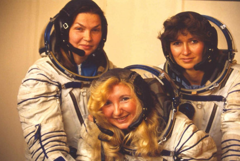 Космонавты НПО "Энергия" Наталия Дмитриевна Кулешова, Ирина Рудольфовна Пронина и Герой России, лётчик-космонавт России Елена Владимировна Кондакова. Фото 1990-х гг.