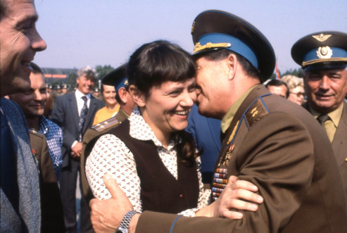 На торжественной встрече космонавтов после возвращения на Землю. Начальник Центра подготовки космонавтов Георгий Береговой что-то шепчет Светлане Савицкой. 1982 год
