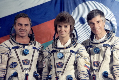 Международный экипаж космического корабля «Союз ТМ-20» Слева направо - командир корабля Александр Викторенко, бортинженер Елена Кондакова, космонавт-исследователь Ульф Мербольд (Германия). Центр подготовки космонавтов им. Ю.А. Гагарина. 1 июля 1996 года
