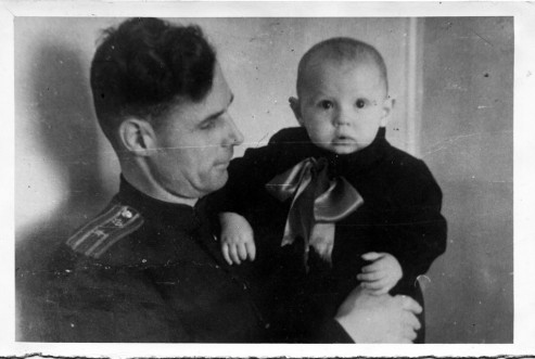 18 БОКМ н-в-4349-8   Фотография 'Директор  Белозерских судоремонтных мастерских А.М. Мутовкин с сыном'