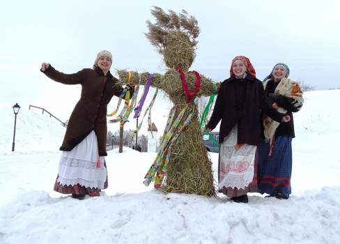 Праздник инсценирован по мотивам традиций и обычаев проведения Масленицы на Белозерье.
